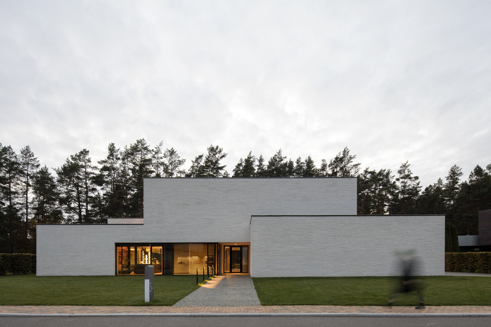 Baltas namas Lauruose