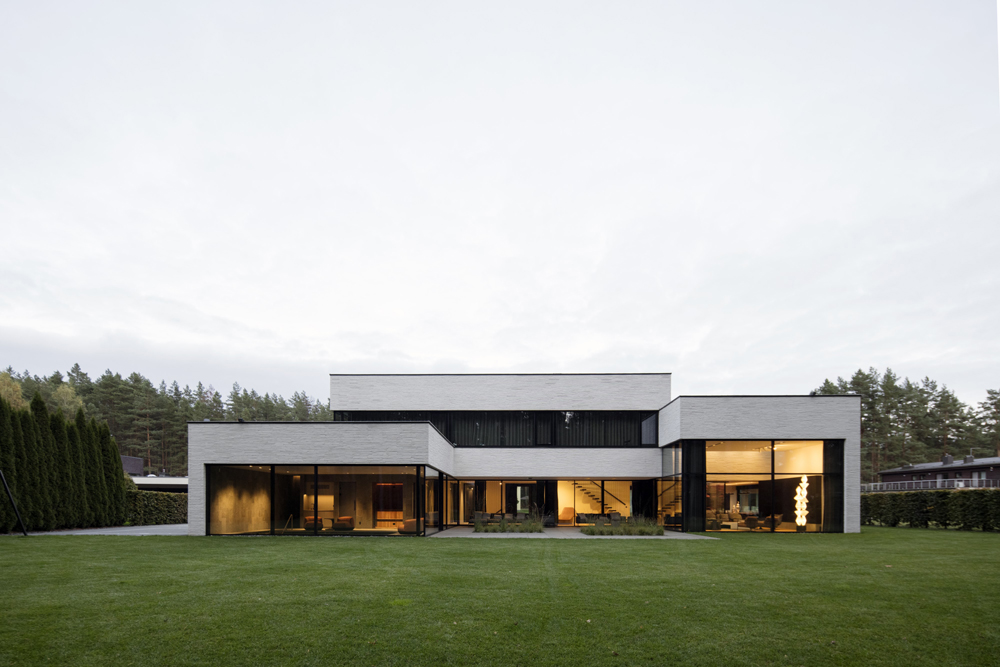 Baltas namas Lauruose