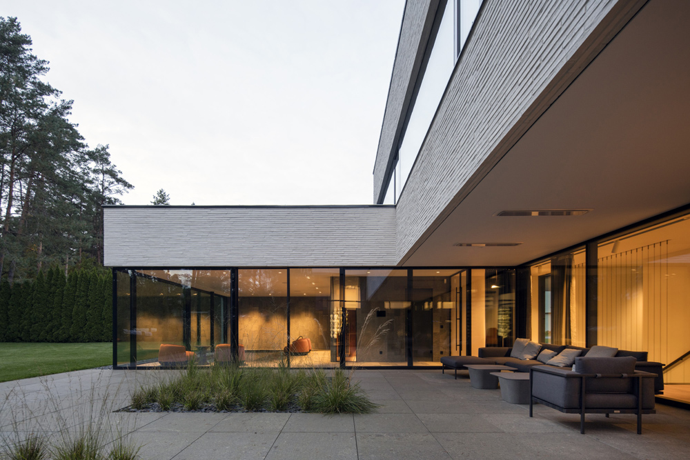 Baltas namas Lauruose