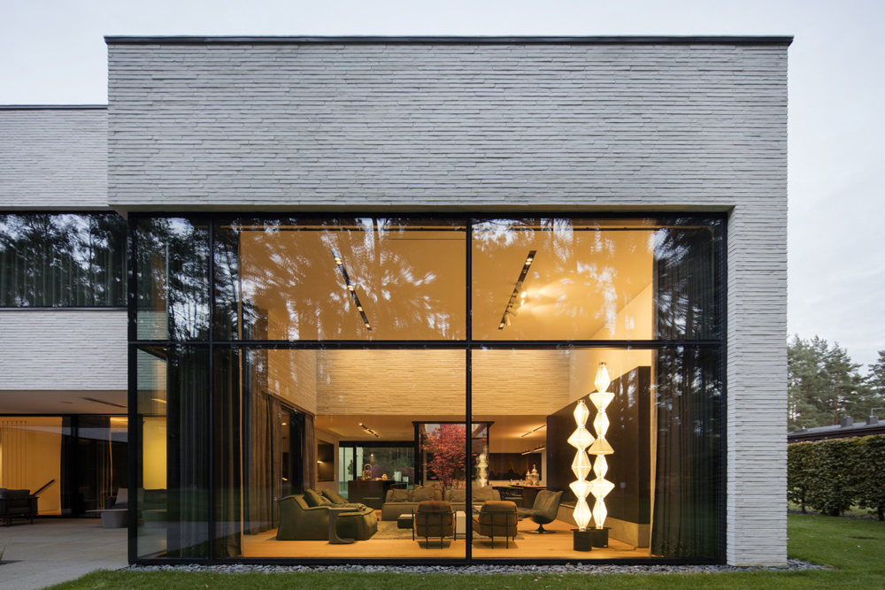 Baltas namas Lauruose