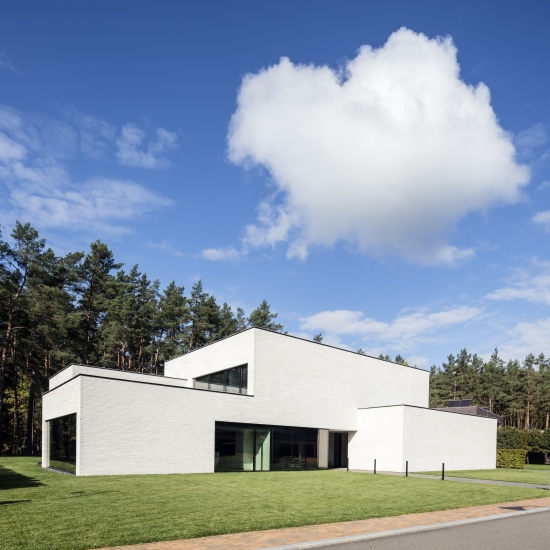 Baltas namas Lauruose